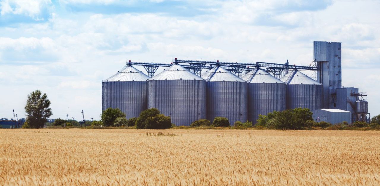 Kazak Protein строит в Астане агропромышленный комплекс за 320 млн Казахско турецкая компания Kazak Protein приступила к строительству в Астане агропромышленного комплекса по глубокой переработке зерновых и бобовых культур сообщил Минсельхоз Объём инвестиций в проект 320 млн Проект планируют реализовать в два этапа в 2027 году запуск линии по глубокой переработке пшеницы в 2028 году ввод в эксплуатацию линии по переработке бобовых культур Ожидается что после запуска предприятие будет перерабатывать до 250 тысяч тонн зерновых и до 80 тысяч тонн бобовых в год Продукцию планируют поставлять в страны СНГ Евросоюза Северной Америки и Юго Восточной Азии Ранее LogiStan писал о том что Комитет по инвестициям МИД Казахстана и Kazak Protein подписали инвестиционный контракт на 320 млн по созданию в Астане комплекса глубокой переработки зерновых Проект планируется реализовать совместно с турецким холдингом Tiryaki Agro и катарской компанией Hassad Food при поддержке Kazakh Invest Logistan info Логистика Экономика