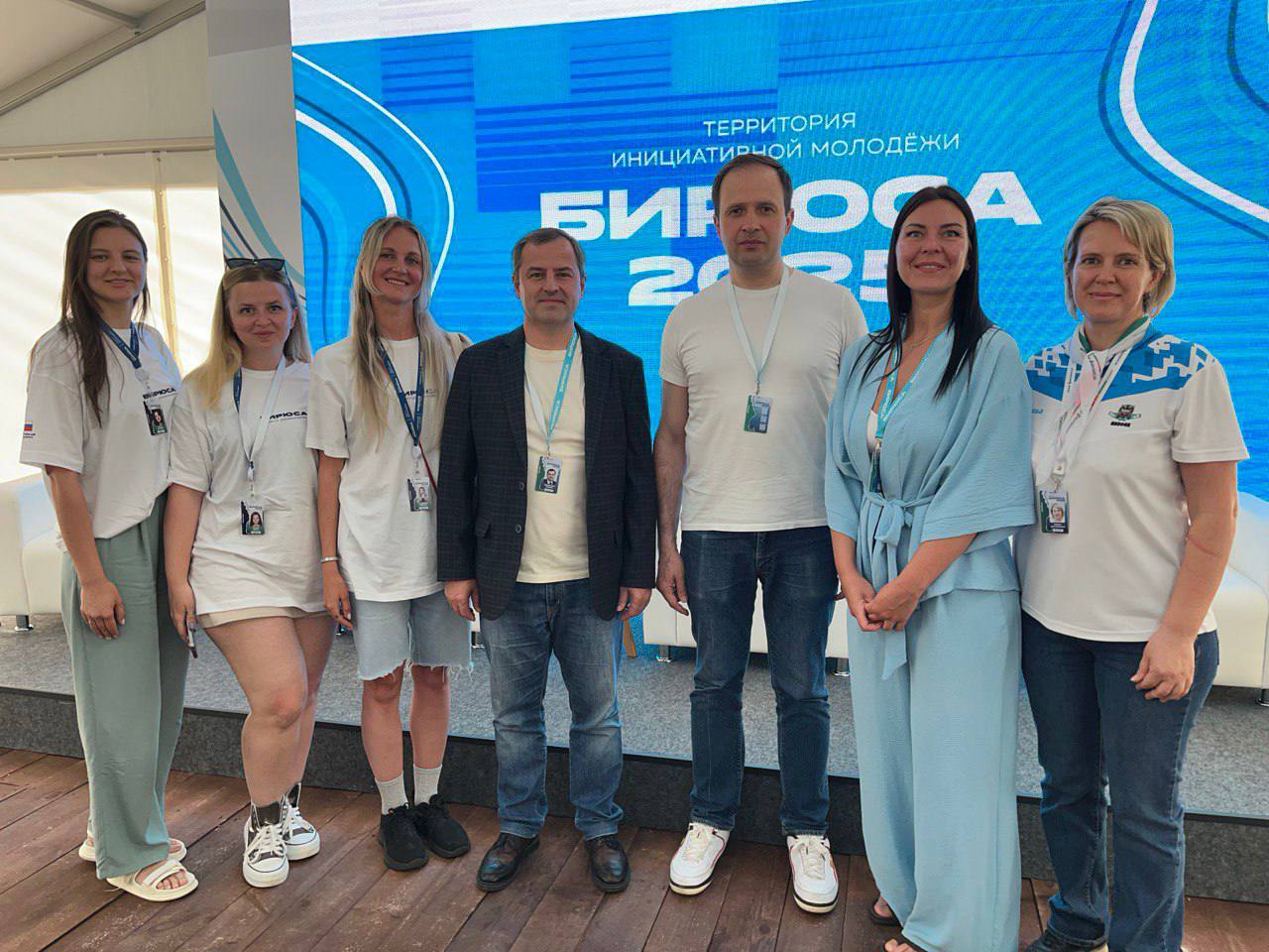 Вице-премьер Владимир Бахарь посетил ТИМ «Бирюса»  Сегодня состоялось официальное открытие форума. Участников первой смены по финансовой грамотности приветствовали:  губернатор края Михаил Котюков  руководитель Росфинмониторинга Юрий Чиханчин  замминистра финансов РФ Павел Кадочников  замруководителя Росмолодежи Павел Абрамов    Смена собрала более 350 ребят из большинства регионов страны.  На площадках работают около 70  экспертов.     В ближайшие дни форум станет местом поиска молодежных решений  для реализации Стратегии повышения финансовой грамотности и формирования финансовой культуры до 2030 года.   Здесь же определят победителей грантового конкурса Росмолодежи.  Вице-премьер Владимир Бахарь:  Идею создания смены по финансовой грамотности на "Бирюсе" впервые  озвучил Губернатор нашего края на  всероссийской конференции в прошлом году. Мы благодарны за ее поддержку на  федеральном уровне и видим хороший отклик со стороны участников. Надеюсь, что новая страница бирюсинской истории станет яркой и интересной!    В первой смене на "Бирюсе" участвуют сотрудники министерства финансов края.     #ФинансоваяГрамотность #КрасноярскийКрай #ФинЗОЖ #Бирюса2025