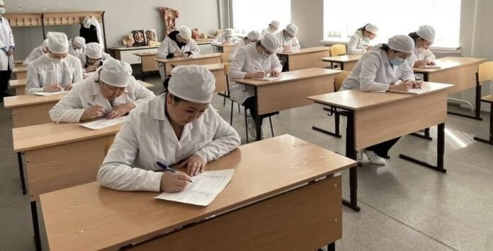 Кластер для подготовки медиков среднего звена откроется в Якутии в 2026 году Кластер для подготовки медиков среднего звена начнет работу 1 сентября 2026 года Он объединит три медицинских колледжа в Якутске Нерюнгри и Алдане а также 12 медицинских организаций республики Подробнее читайте по ссылке yk24ru