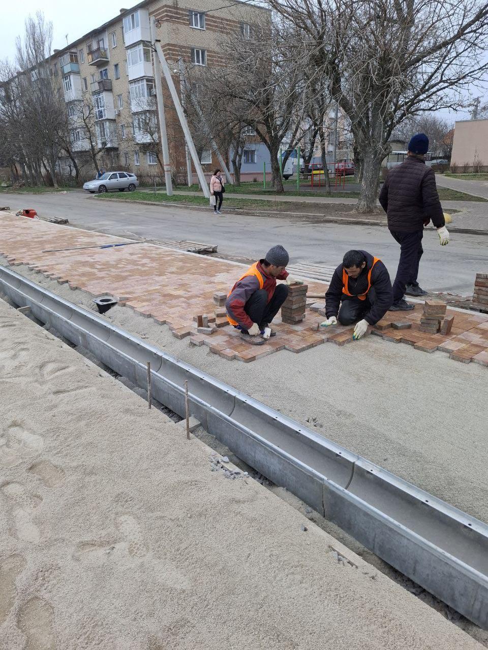 ‼ Укладку плитки в верхней части смотровой площадки планируется завершить на следующей неделе В рамках реализации федерального проекта тверской подрядчик ООО «Авангард Строй» продолжает благоустройство смотровой площадке на улице Правды. Сейчас специалисты занимаются укладкой брусчатки, бетонированием бордюров и лотков водоотведения. Всего по проекту будет уложено 2800 кв.м брусчатки: 2000 кв.м на верхнем ярус и 800 кв.м - на нижнем. На данный момент на верхней части площадки осталось уложить 600 кв.м. Работы планируется завершить к концу следующей недели. Все стройматериалы в наличии. Благоустройство продолжается.