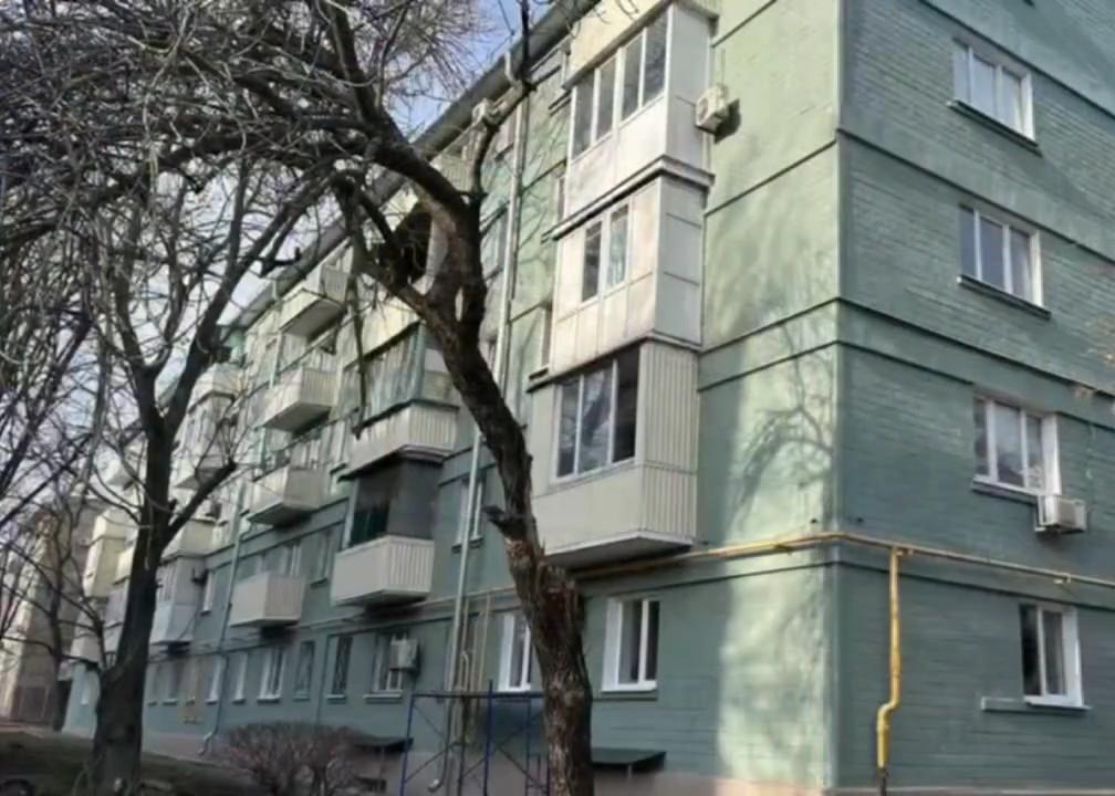 В Мариуполе специалисты из Подмосковья отремонтировали пятиэтажку на пр. Нахимова. Поменяли электрику, трубы, отопление, окна, крышу, обновили фасад и подъезды. Работу вел Фонд капремонта МО.    Подписаться   Написать в бот