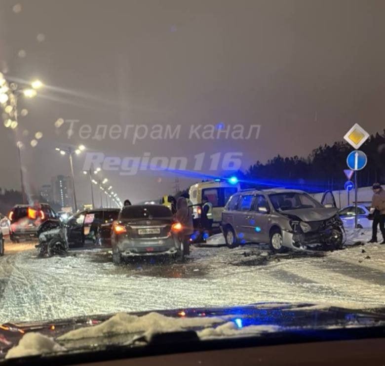 На Оренбургском тракте по направлению движения в сторону Казани произошло ДТП с участием трех машин. Погибла девушка, сообщает ГАИ. Собирается большая пробка.  Фото: Telegram-канал Region 116.