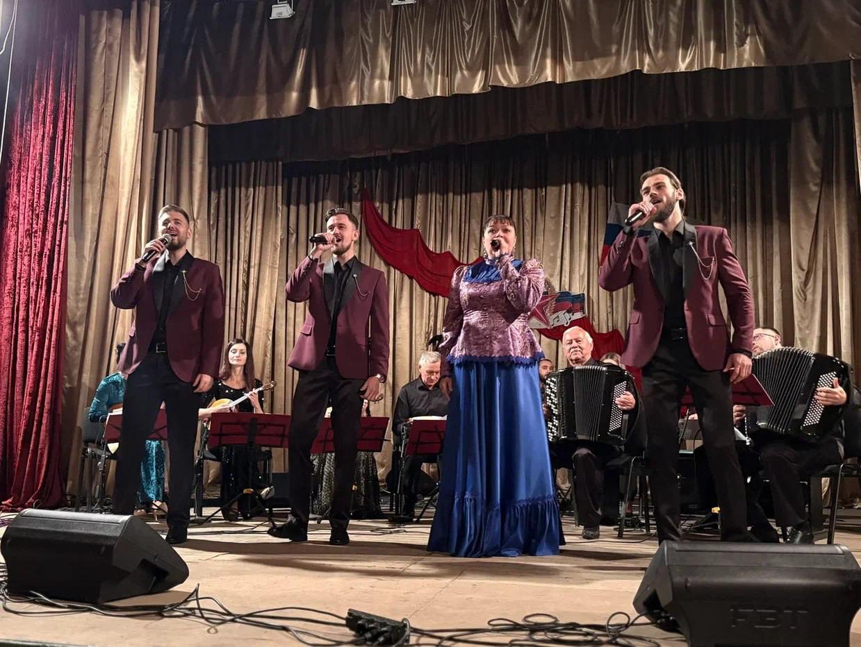 В Успенском городском доме культуры прошёл концерт Луганской академической филармонии который собрал зрителей из разных поколений В программе советские и зарубежные произведения каждое исполнение артистов было отмечено гостями как по настоящему профессиональное энергичное и поддерживающее теплую атмосферу зала Даже те кто приходили впервые говорили о том что подобные встречи наполняют жизнь района приятными моментами и объединяют людей давая возможность делиться впечатлениями не только с соседями но и с друзьями   После концерта в фойе многие обменивались мнениями звучали слова благодарности обсуждения будущих программ и никто не хотел расходиться сразу Организаторы рассказали что готовят новые культурные вечера и надеются что традиция живого общения останется неотъемлемой частью местной жизни