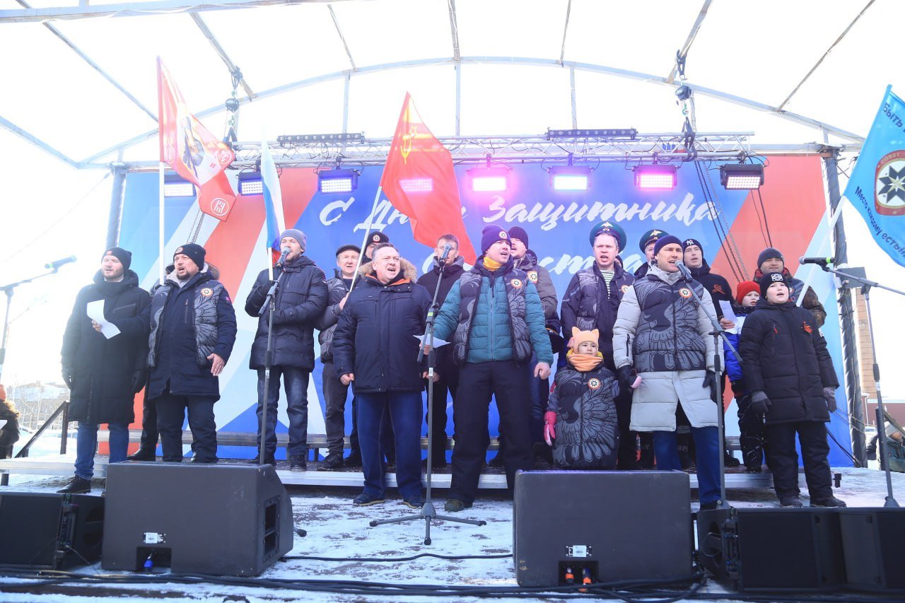 С 28 февраля эстакаду над улицей К. Маркса в Ижевске закроют для пешеходов.  «Подрядчики уже приступили к работам на пешеходной эстакаде. С 28 февраля на объекте будет ограничен пешеходный трафик. Для жителей продумано несколько путей обхода. Также мы предполагаем временно перенести остановочный комплекс. Что касается автомобильного движения, мы приняли решение перекрывать дорогу преимущественно в ночное время, чтобы минимизировать неудобства для водителей. Хотя на несколько дней придется перекрывать ее и днем. В рамках проекта запланирована санация трубопровода, монтаж-демонтаж контактной сети, установка новой иллюминации», - доложил о ситуации на объекте глава Ижевска Дмитрий Чистяков в ходе заседания у главы Удмуртии, на котором обсуждались ключевые объекты строительства и ремонта в городе.  Уже не удивляемся, что городские проекты контролируются в Удмуртии на самом верху. В год 265-летия Ижевска команду городских властей регулярно подпинывают сверху, чтобы не облажалась. Напомним разносы  «сверху» на тему зимнего содержания городских дорог, или недавнюю прогулку по важным объектам премьера Ефимова сотоварищи, среди которых, как все заметили, не оказалось ижевского мэра. Некоторые наблюдатели объясняют, что Дмитрий Чистяков был-де в краткосрочном отпуске. При этом спеть на празднике в хоре отцов отпуск ему не помешал... Теперь вы поняли, при чем тут это фото.    #ворчун_udminfo    -info