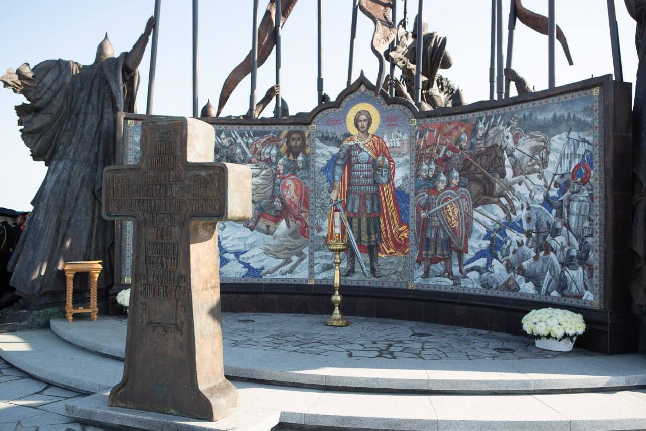 Премией Правительства Российской Федерации в области культуры за 2025 год отмечены участники создания мемориального комплекса Александр Невский с Дружиной в Самолве В число лауреатов вошли авторы семи творческих проектов фестивалей конкурсов экспозиций Наш мемориал созданный в честь 800 летия князя Александра НЕВСКОГО по поручению нашего Президента и по инициативе дорогого Владыки ТИХОНА на открытии которого лично присутствовали Владимир Владимирович и Патриарх Кирилл был назван первым Председатель Правительства Михаил МИШУСТИН назвал сохранение памяти о ратных подвигах наших воинов одной из ключевых тем для истории культуры и для страны в целом и отметил вклад в создание комплекса представителей Российского военно исторического общества Этот проект появился в память о легендарном Ледовом побоище когда наши предки отразили вторжение с запада Важнейший мемориал для образовательных программ для патриотического воспитания нашей молодёжи Благодарю Михаила Владимировича за высокую оценку нашей общей большой работы и поздравляю коллег с заслуженной высокой наградой РАБОТАЕМ ГодЗащитникаОтечества Подписывайтесь на мой канал в МАХ