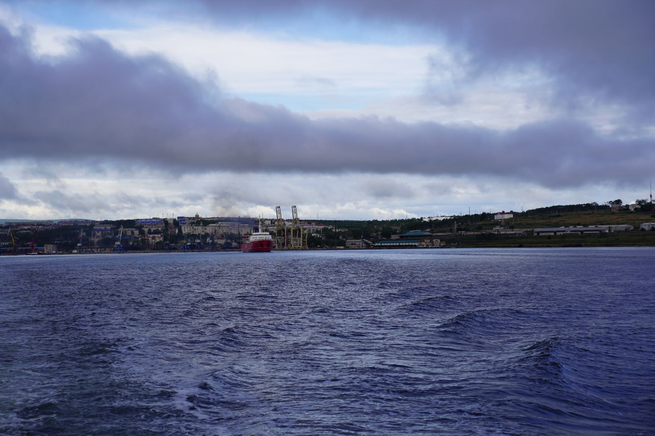 В связи с подходом циклона действие которого распространится по всему Татарскому проливу в середине суток 6 ноября 2025 года ожидается закрытие движения через паромную переправу Ванино Холмск Ванино Согласно имеющемуся метеопрогнозу движение паромов из порта Ванино может начаться во половине суток 7 ноября 2025 года