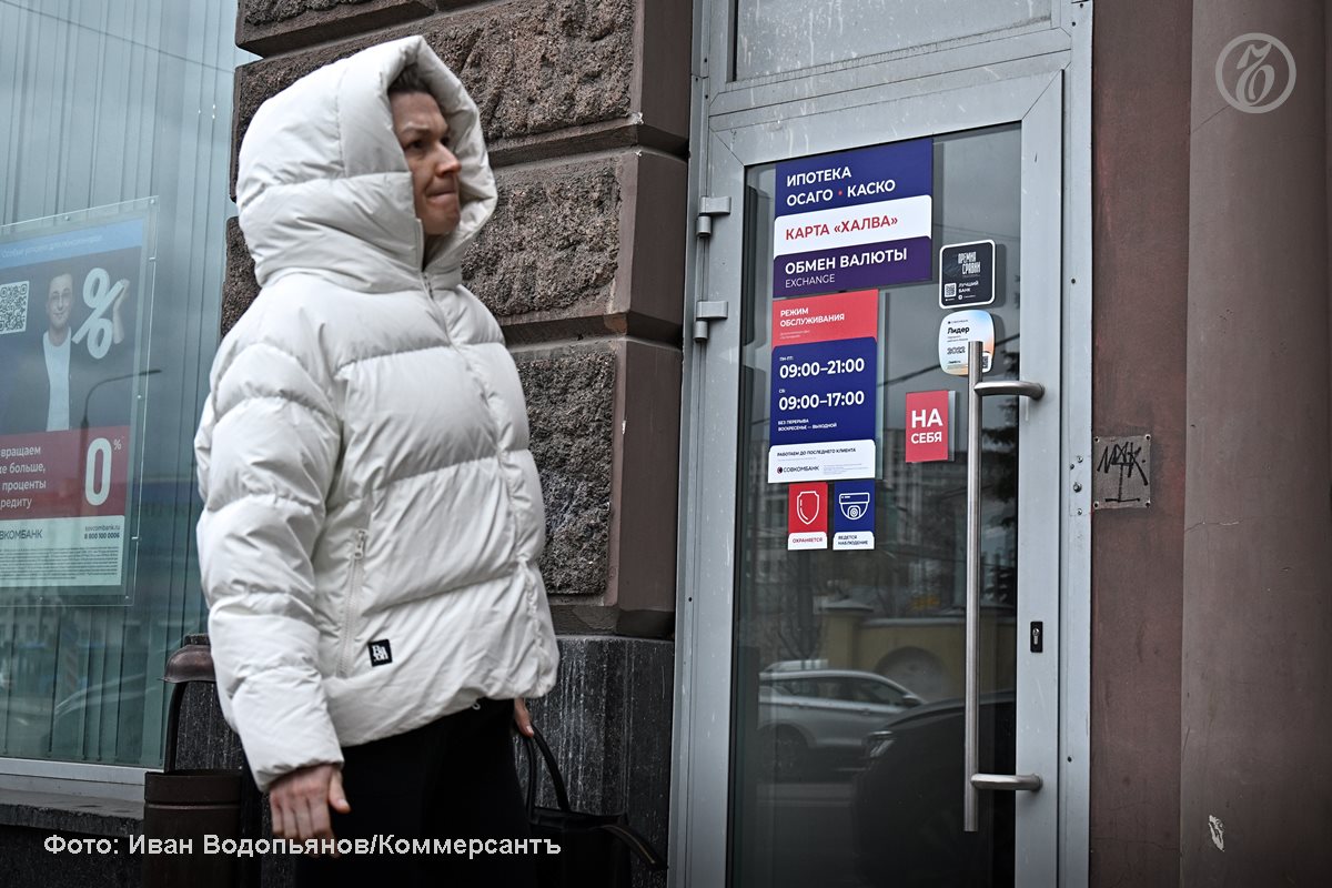 В 2025 году банкам не удастся повторить рекорд прошлого года несмотря на значительное снижение ключевой ставки ЦБ во второй половине года И даже в следующем году эксперты и участники рынка не ждут новых рекордов Такие выводы содержатся в исследовании Центра финансовой аналитики Сбербанка с которым ознакомился Ъ За десять месяцев 2025 года банки заработали 3 трлн руб на 4 5 меньше чем за аналогичный период 2024 го Рентабельность капитала сократилась на 4 п п до 19 1 При этом за десять месяцев 2024 года на ослаблении рубля банки заработали 0 2 трлн руб а в 2025 м наоборот потеряли 0 2 трлн руб отмечается в нем Сдерживать рост прибыли будет не слишком высокая достаточность капитала системно значимых кредитных организаций СЗКО С 2027 года СЗКО должны выйти на целевое значение норматива для чего придется притормозить кредитование в наиболее рискованных но доходных сегментах Подписывайтесь на Ъ Оставляйте бусты