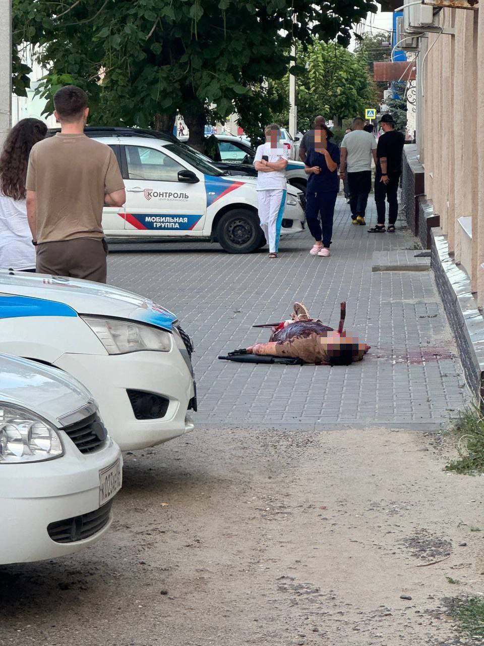 Федерального судью Василия Ветлугина жестоко убили в Камышине Волгоградской области. По данным СМИ, вечером его подкараулил мужчина, предположительно военный в отпуске, приревновавший жену к судье. Он расстрелял Ветлугина из «Сайги», отрезал половой орган, вложил его в рот и воткнул нож в глаз. Возбуждено уголовное дело.