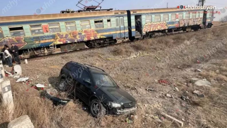 Сегодня в Араратской области Армении вновь столкнулись поезд и легковой автомобиль Как сообщает портал Shamshyan com около 10 40 на административной территории населенного пункта Сис произошло столкновение пассажирского поезда с автомобилем марки Opel К счастью пострадавших нет однако автомобиль Opel оказался в овраге За последние 10 дней на этом участке это уже второй случай столкновения между поездом и автомобилем Предыдущий инцидент к сожалению был трагическим Подпишитесь и следите за обновлениями   panorama russ
