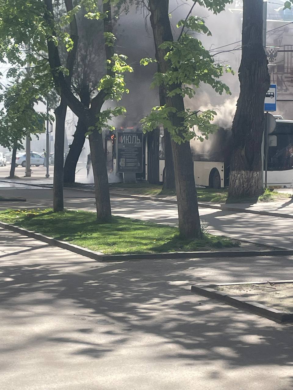 В Пскове на Октябрьском проспекте полностью, судя по всему, сгорел автобус Volgabus "Псковпассажиравтотранса". Фото: Псков. За рулем