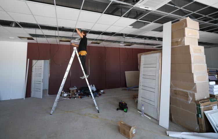 Правительство выделило дополнительное финансирование на поддержку Херсонской области В Херсонскую область будет дополнительно направлено свыше 2 млрд рублей на поддержание сбалансированности регионального бюджета Подписано распоряжение о выделении этих средств Финансирование в форме дотаций поступит из федерального бюджета Средства пойдут на обеспечение первоочередных и социально значимых расходных обязательств региона Речь в том числе идёт о социальных выплатах гражданам и строительстве медицинского учреждения В октябре на поддержание сбалансированности бюджета Херсонской области было направлено около 2 млрд рублей