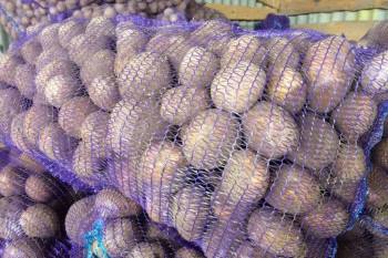 В Крупском районе сезонные запасы картофеля полностью сформированы КФХ Ункомбел АГРО является основным хранителем стратегического запаса картофеля для района И предприятие уже завершило все работы по закладке продукции Их хранилище обследование и признано соответствующим нормам от санитарной обработки до поддержания оптимального температурного режима что важно для длительного хранения овощной продукции Цифры говорят сами за себя   план 800 тонн   фактическая закладка на 23 октября 2025 800 тонн Выполнение 100  Это значит что все запланированные объемы высококачественного картофеля надежно законсервированы и ждут своего часа чтобы попасть на прилавки магазинов и в социальные учреждения Что это значит для потребителей КФХ Ункомбел АГРО уже заключило договоры на поставку картофеля из стабилизационных фондов в межсезонный период 2025 2026 года с рядом организаций Минской области И этот факт гарантирует наличие продукции на протяжении всего осенне зимнего периода и до нового урожая Крупки Новости в Instagram ТikTok