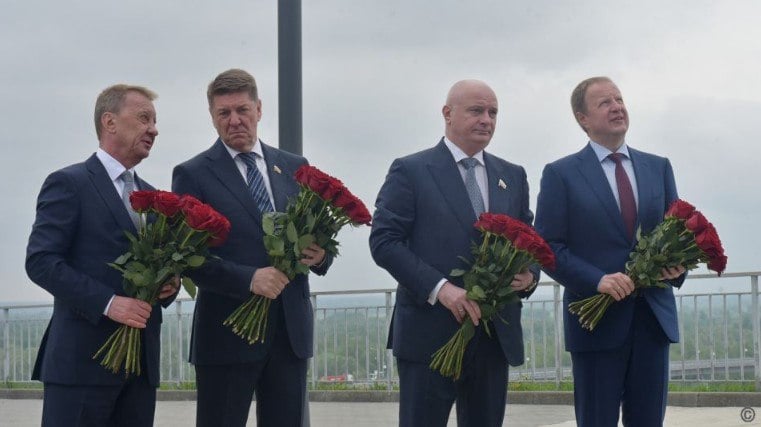 Губернатор края, глава Барнаула и сенаторы возложили цветы к стеле в Нагорном парке. Цветы возложили к стеле "Город трудовой доблести", отдав дань уважения и благодарности труженикам тыла краевой столицы, сообщили в городской администрации. В событии поучаствовали руководитель Алтайского края Виктор Томенко, глава города Вячеслав Франк, а также председатель Комитета Совета Федерации по конституционному законодательству и государственному строительству Андрей Клишас и председатель Комитета Совета Федерации по федеративному устройству, региональной политике, местному самоуправлению и делам Севера Андрей Шевченко. Отмечается, что Алтайский край посетила делегация Совета Федерации Федерального Собрания РФ, прибывшая днем ранее, 13 мая. Ее возглавили председатель Комитета Совета Федерации по конституционному законодательству и государственному строительству Андрей Клишас и председатель Комитета Совета Федерации по федеративному устройству, региональной политике, местному самоуправлению и делам Севера Андрей Шевченко. Вячеслав Франк показал гостям Нагорный парк и рассказал об истории Барнаула, которая началась с возведения завода для выплавки меди и серебра Колывано-Воскресенских рудников на реке Барнаулке. Также глава города рассказал об идее создания туристического кода. Он упомянул и то, как в ходе воплощения проекта восстанавливались исторические факты. ТОЛК