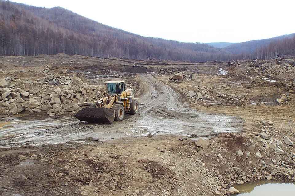 Широндукуйское месторождение всё-таки продали.  Оно расположено в шести километрах от Краснокаменска и является частью Стрельцовского рудного поля.   Запасы нового участка оцениваются в 8 тысяч тонн урана и 40 тонн молибдена. Это делает Широндукуйское одним из двух месторождений в России, разработка которых экономически целесообразна при текущих ценах на уран.  Согласно планам, добыча на новом участке должна начаться в 2027 году.  А кто стал победителем аукциона, смотрите   ЗДЕСЬ