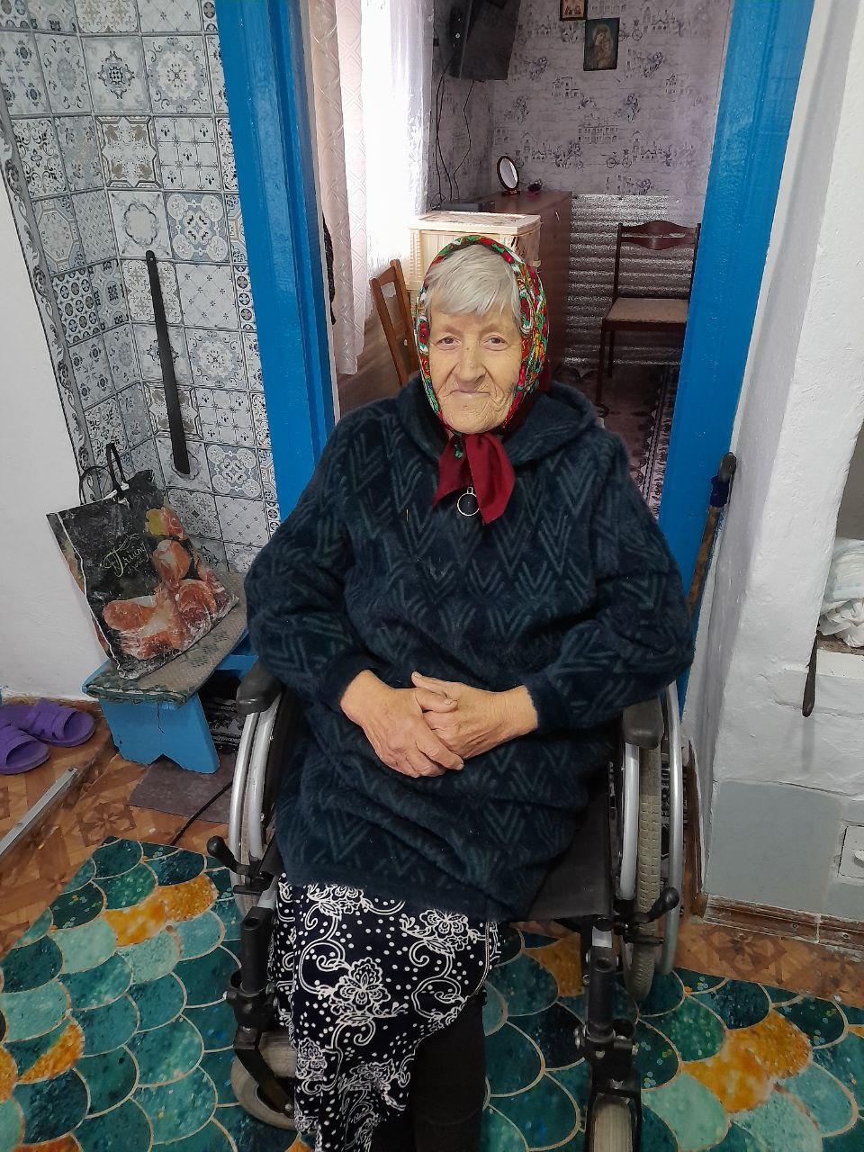 Всемирный день доброты единороссы Великолепетихского округа отмечают добрыми делами Глава округа секретарь местного отделения партии Единая Россия Ольга Барановская проявила внимание и заботу к жительнице села Николаевка Пенсионерка нуждалась в специальной помощи ей было необходимо средство повышения мобильности В этот день Ольга Николаевна вместе с волонтерами передала женщине новую инвалидную коляску Доброта и поддержка это то что действительно объединяет нас и делает мир лучше Давайте не забывать о том как важно помогать друг другу сказала Ольга Николаевна