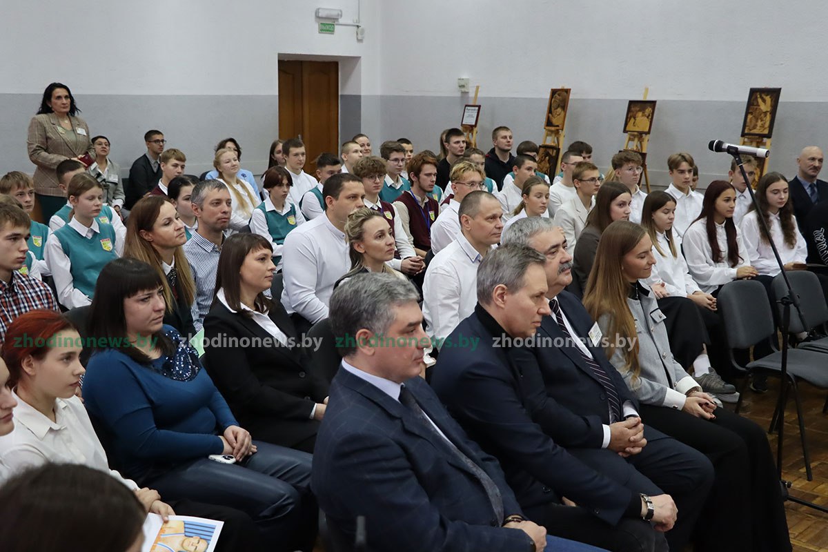 Сегодня в Жодино состоялась незабываемая встреча школьников и спортсменов с легендарным борцом, трехкратным олимпийским чемпионом, членом Комиссии Парламентского Собрания по безопасности и обороне Александром Карелиным.   Встреча прошла в средней школе № 5, где собрались юные спортсмены, которые занимаются самбо и дзюдо, греблей на байдарках и каноэ. Общались с российским гостем и жодинские тренеры, а также школьники, интересующиеся историей спорта и достижениями атлетов.   Александр Александрович поделился своим богатым опытом, рассказал о пути к вершинам спортивного Олимпа, о трудностях и победах, которые ему пришлось преодолеть.   Титулованный спортсмен рассказал, что упорство, дисциплина и желание побеждать необходимы для достижения успеха в любом деле.   Юные слушатели с замиранием сердца слушали истории о тренировках, о соперниках, о победах, о мечтах. Это все были ответы на вопросы, которые задали ребята.    Подробности в следующем выпуске газеты «Жодзінскія навіны»   Подпишись