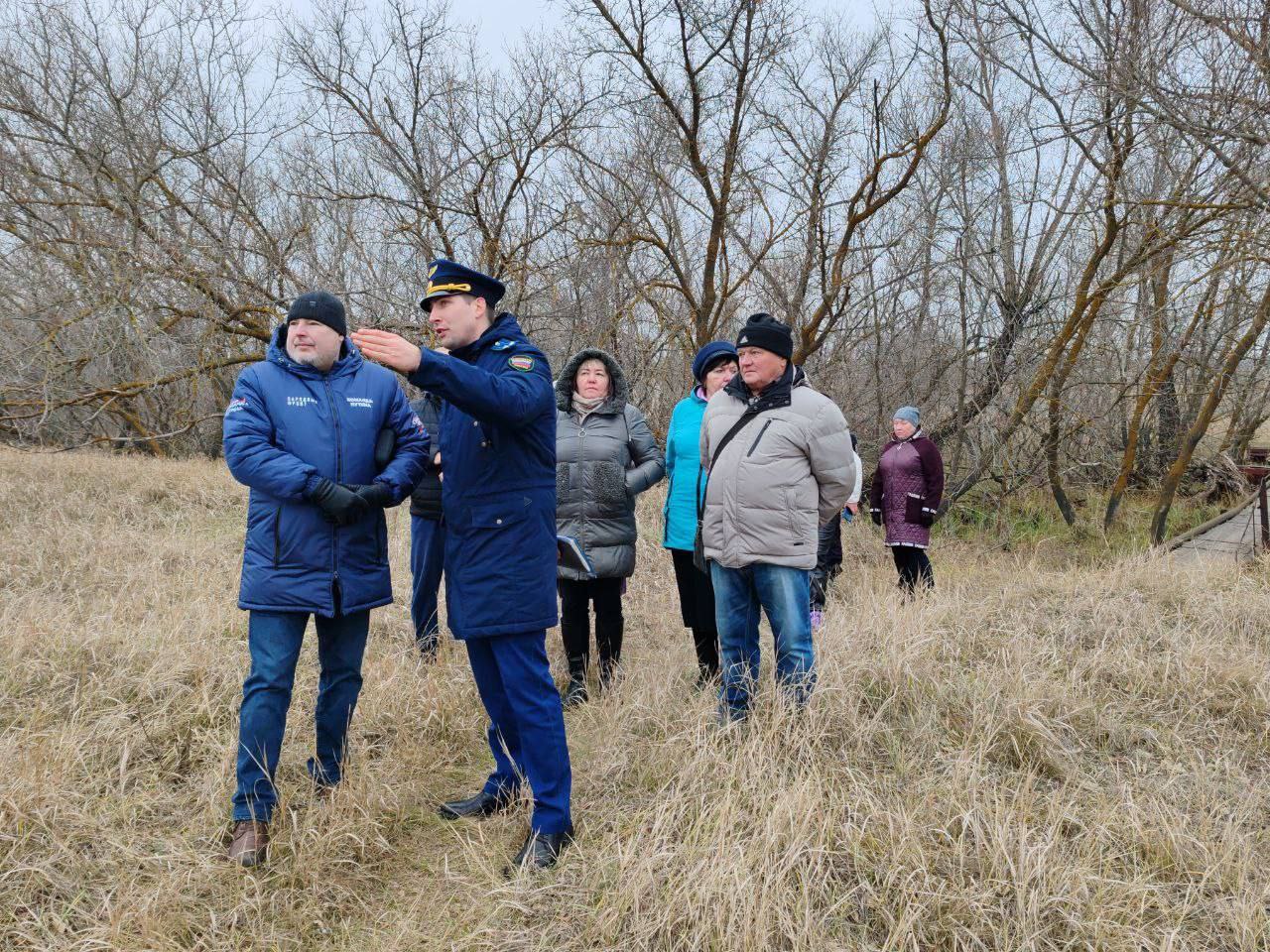 По поручению прокурора области Сергея Филипенко надзорным ведомством организована проверка по факту разрушения моста между пос. Черноморский и с. Славянка Воскресенского района.   Установлено, что надлежащего межпоселкового дорожного сообщения населенные пункты не имеют, отсутствует благоустроенная территория, предназначенная для движения пешеходов. Имеющиеся маршруты движения, в том числе до образовательных учреждений, не отвечают требованиям безопасности.   По результатам проверки прокуратура внесла представление главе Воскресенского муниципального района.   Устранение нарушений взято прокуратурой на контроль.