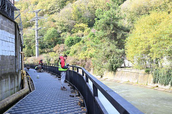 В Лазаревском районе Сочи в рамках инициативного бюджетирования появится новая прогулочная аллея Она будет обустроена на Батумском шоссе вдоль реки Восточный Дагомыс На реализацию проекта победившего в краевом конкурсе направлено порядка 8 миллионов рублей из регионального и городского бюджетов Работы включающие установку ограждений облицовку мрамором и гранитом а также монтаж освещения планируется завершить до конца текущего года Параллельно благоустраиваются и соседние населенные пункты в Горном Лоо обновлен мост и благоустроена улица а в Верхнеармянском Лоо обновлено цветочное оформление у памятника Мы в MAX