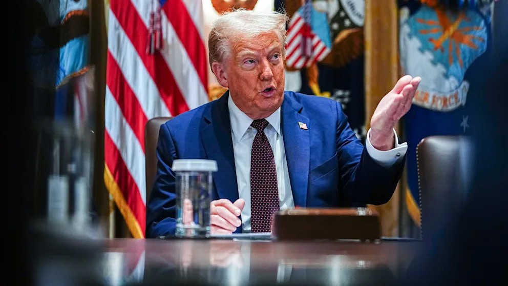 Трамп требует казнить каждого кто совершит убийство в Вашингтоне Президент США Дональд Трамп пытается снизить преступность в американской столице максимально жёсткими мерами Отныне каждое убийство в Вашингтоне должно караться смертной казнью заявил он на заседании своего кабинета Если кто то в столице городе Вашингтон округ Колумбия кого то убьёт мы будем ходатайствовать о смертной казни По английски Трамп использовал для этого ёмкий слоган capital capital punishment Осуществить это однако будет непросто Прокуроры могут ходатайствовать о смертной казни в Вашингтоне только если речь идёт о федеральном преступлении например террористическом акте Кроме того смертный приговор должна одобрить коллегия присяжных а присяжные обычно выступают против смертной казни Нет сомнений и в том что эта инициатива Трампа встретит политическое сопротивление Около двух недель назад президент Штатов начал кампанию по борьбе с преступностью в Вашингтоне и направил туда Национальную гвардию Сегодня день освобождения в округе Колумбия и мы вернём себе нашу столицу сказал он Трамп обосновал это среди прочего высоким уровнем убийств в городе После ввода Национальной гвардии преступность действительно снизилась Власти зарегистрировали на 19 меньше преступлений против собственности насильственные преступления сократились на 17 грабежи и угоны на 40 Однако число случаев телесных повреждений с использованием оружия выросло на 14 Телеканал CNN интерпретировал эти данные как умеренное снижение преступности На это пресс секретарь Трампа Абигейл Джексон ответила Снижение преступности не умеренное Оно меняет жизнь многочисленных жителей и гостей Вашингтона которые на прошлой неделе не были убиты ограблены не стали жертвами угона автомобиля или насильственного преступления BILD Russian