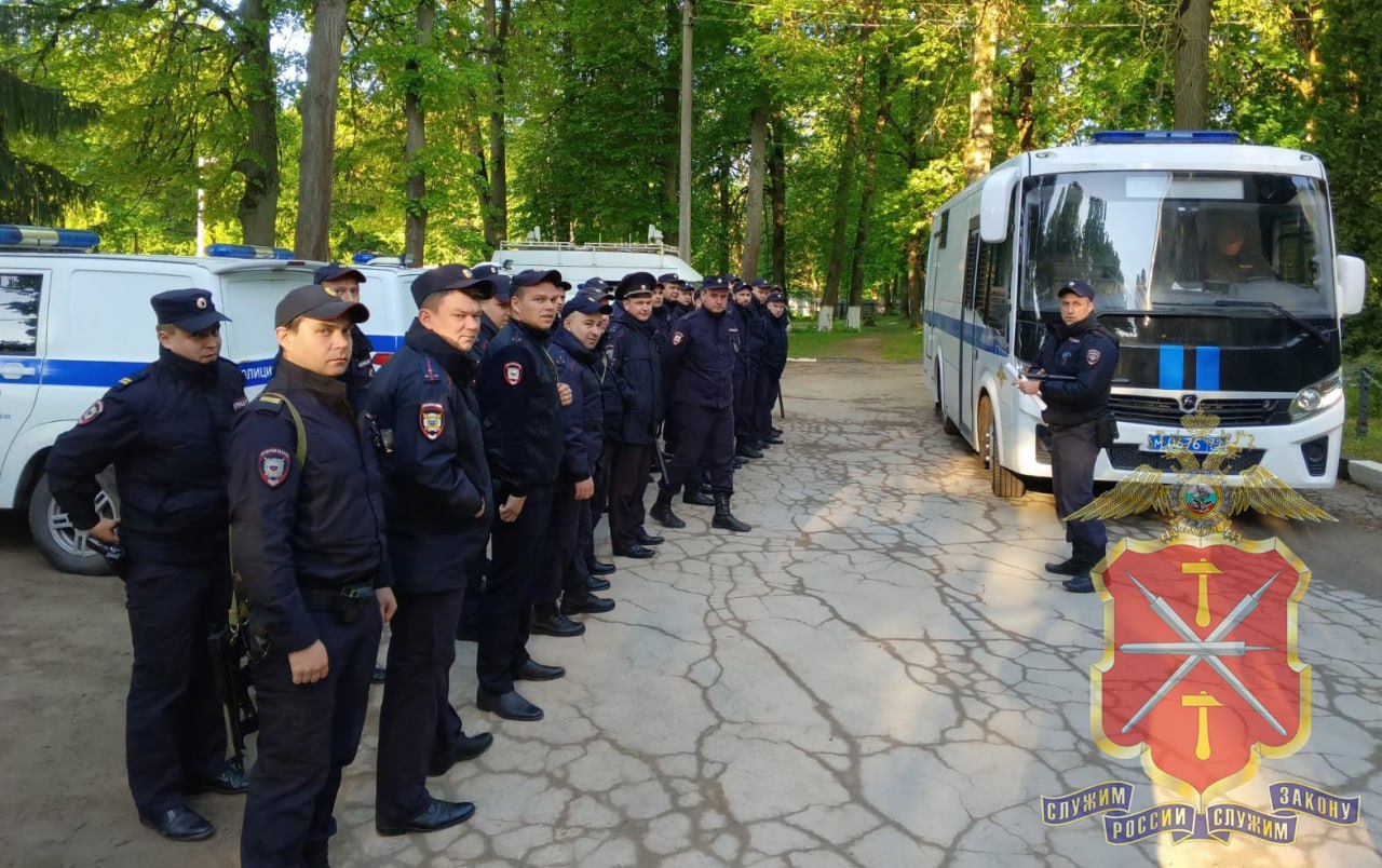  Профилактическое мероприятие в Плеханово: полицейские на страже закона! В посёлке Плеханово Зареченского округа Тулы сотрудники полиции провели профилактическое мероприятие, направленное на выявление нарушений законодательства. Они общались с местными жителями и проверяли соблюдение правил. Особое внимание уделялось уклонению от административных наказаний и призыва на военную службу. В результате мероприятия были выявлены 19 граждан, нарушивших правила воинского учета, и их доставили в военный комиссариат. «Тула №1. Заречье» Прислать новость / задать вопрос