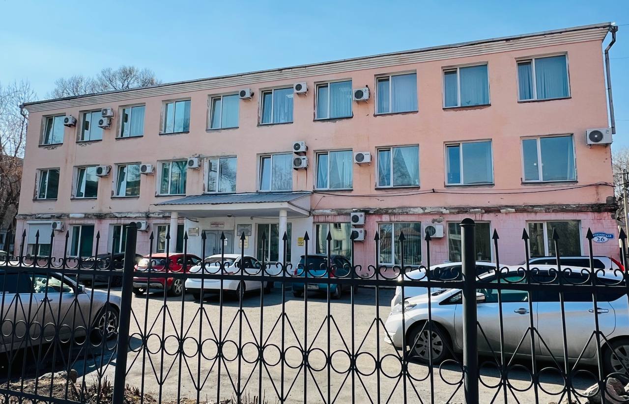 К ремонту фасада здания Дома учителя по ул. Партизанская, 26 приступили в Белогорске. Об основных видах работ рассказали в службе по обеспечению деятельности органов местного самоуправления. — В рамках ремонта предусмотрены очистка фасада, демонтаж поврежденных элементов и подготовка поверхности, ремонт штукатурки наружных поверхностей здания, обработка антигрибковой защитой, окрашивание фасада атмосферостойкими акриловыми составами в два тона, — рассказала директор службы Татьяна Басос. — Цветовая гамма при окрашивании здания будет выполнена в соответствии с разрабатываемым гостевым маршрутом Белогорска. Помимо ремонта фасада будет выполнена полная смена водосточной системы и отливов. Также в рамках государственной программы «Доступная среда», с целью адаптации здания для маломобильных групп населения, будут выполнены работы по ремонту входной группы в здание: обустройство пандуса с поручнями, смена входной двери, облицовка полов входа керамогранитной плиткой. Завершить ремонт планируется до 18 июля. На проведение ремонтных работ фасада административного здания по адресу ул. Партизанская, 26 направлено 3,8 млн. руб.