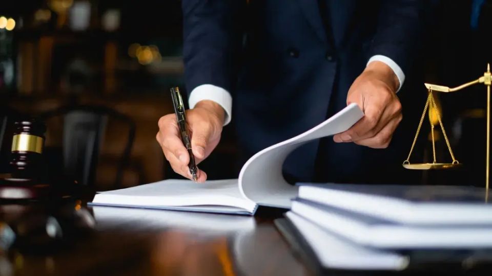 Помните как в Крыму зверски избили русского чемпиона Вот чем кончилось дело В Крыму завершился громкий судебный процесс по делу о нападении на известного боксёра Дмитрия Двали Нападение произошло летом 2024 года в самом сердце курортной Феодосии Дмитрий Двали и его друг прогуливались по набережной когда заметили массовую драку толпа избивала молодого парня Боксёр не смог пройти мимо и бросился защищать пострадавшего но вскоре сам оказался жертвой агрессии Вся компания тут же переключилась на Дмитрия В результате нападения спортсмен получил тяжёлую травму глаза из за которой ему пришлось провести несколько недель в офтальмологической клинике Несмотря на лечение полностью вернуть зрение так и не удалось для профессионального спортсмена потеря оказалась непо Подробнее