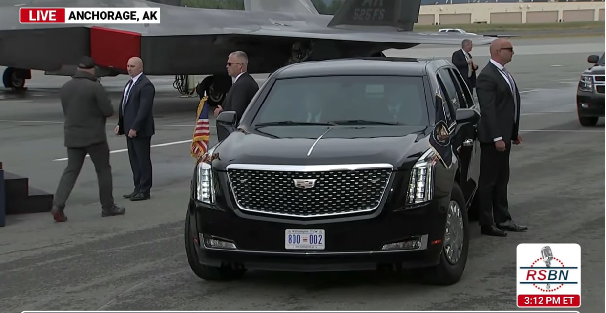 Путин сел в "Кадиллак" Трампа на летном поле.