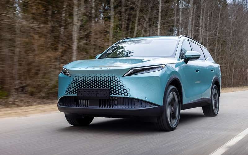  Omoda C7: названы цены Флагманский кроссовер Omoda C7 будет представлен на российском рынке 27 мая. Сколько машина будет стоить? Ожидаемая цена от 2,99 до 3,6 миллионов рублей, сообщил Илья Петров, директор розничных продаж АГ «Авилон». В пресс-службе Omoda рассказали, что официально объявят цены вместе с премьерой. Какие будут комплектации? Они уже есть на сайте Omoda: Joy и Lifestyle с передним приводом, а также полноприводные Drive, Active и Supreme. Все версии будут оснащены бензиновым турбомотором на 1,6 литра мощностью 150 л.с., работающим с семиступенчатым роботом. Базовая Joy включает в себя LED-фары, зеркала с электроприводом и подогревом, задний парктроник, электропривод багажника, двухзонный климат-контроль, дистанционный запуск двигателя, четыре подушки, камеру заднего вида, круиз-контроль, цифровую приборную панель на 8,9 дюйма и медиасистему на 15,6 дюйма. Топовая Supreme будет выделяться панорамной крышей с люком, атмосферной подсветкой интерьера и адаптивным круиз-контролем. Также в ней будет установлен расширенный набор электронных помощников. О дате начала продаж пока не сообщается. Подписаться Прислать новость
