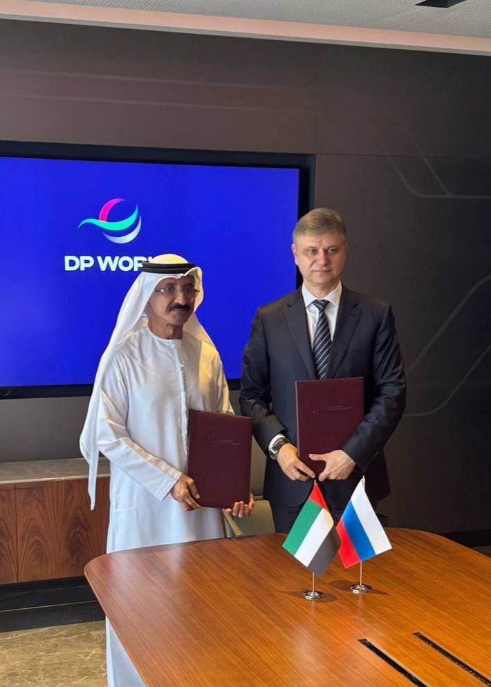 Укрепляем мосты между континентами Председатель Координационного совета по трансъевразийским перевозкам глава РЖД Олег Белозёров и главный исполнительный директор компании DP World Султан Ахмед бин Сулайем провели встречу на полях XXXIV Пленарного заседания КСТП в Дубае По её итогам стороны решили   развивать совместный контейнерный сервис на восточном маршруте МТК Север Юг и привлекать грузоотправителей из Южной Азии и Африки   продолжать выявлять барьеры которые препятствуют развитию транспортных маршрутов БРИКС   провести в 2026 году взаимный обмен опытом для укрепления деловых связей Стороны закрепили соответствующие планы в протоколе встречи Подписаться на Телеграмму РЖД Голосовать за канал Подписаться на РЖД в MAX Каналы железных дорог