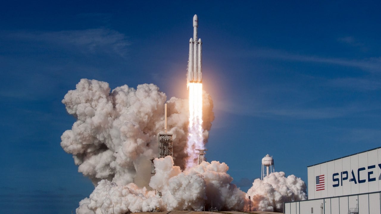 SpaceX запустит в космос плутоний-238  Ракета Falcon Heavy выведет на орбиту космический аппарат Dragonfly с радиоизотопным генератором на борту. Плутоний обеспечит автономную работу винтокрылого зонда в плотной азотно-метановой атмосфере Титана, куда не достаёт солнечный свет.  Миссия Dragonfly станет первым запуском радиоактивного материала в истории SpaceX. Компания дала гарантию, что непредвиденная авария и крушение в океан не приведут к выбросам радиоактивного плутония. Falcon Heavy успешно прошла дополнительную проверку систем безопасности, а из одиннадцати запусков ракеты все одиннадцать прошли успешно.  Старт исследовательского зонда Dragonfly к спутнику Сатурна запланирован на июль 2028 года.    Innovation Station   Новости IT