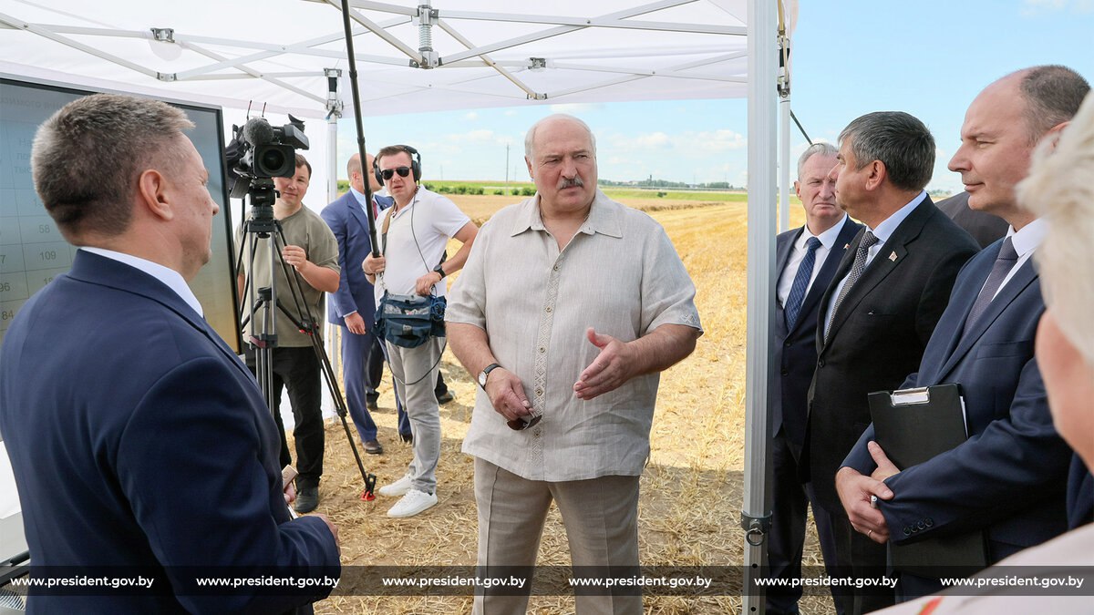 Лукашенко призвал ускорить жатву: «Нельзя прошлепать этот год!» Глава государства сегодня посещает сельхозпредприятие «Озерицкий-Агро» Смолевичского района. Александру Лукашенко представили доклад о ходе уборочной кампании в стране и регионе. Нам надо ускоряться. Ни в коем случае нельзя «прошлепать» этот год. Урожай должен быть хороший, если мы хорошо уберем, насколько это возможно. 18% — это нормальная влажность. Один раз пропустили через сушилку, и можно везти зерно на склад, — обратил внимание глава государства. Как рассказал министр сельского хозяйства и продовольствия Юрий, Горлов, уборка в стране идет полным ходом. Из 1 млн 992 тысяч га зерновых и зернобобовых убрано 265 тысяч га, или 13% от плана. Уборка идет неравномерно: если Витебская область убрала всего 6%, то Минская — 14%. Центральный регион — это тот индикатор, от которого мы отталкиваемся. #Лукашенко Подпишись — Минская правда MLYN.by