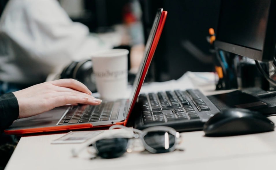 В Госдуме обсуждается инициатива о введении ограничений которые обяжут коммерческие компании замещать иностранное программное обеспечение Об этом на форуме Цифра права заявил первый зампред комитета по информационной политике информационным технологиям и связи Антон Горелкин передает корреспондент РБК Он отметил что одним из приоритетов государства является импортозамещение В будущем могут появиться законодательные ограничения для коммерческих компаний чтобы они тоже импортозамещались более активно Этот вопрос сейчас рассматривается В данный момент замещать иностранный софт обязаны госорганы госкомпании и компании с госучастием а также субъекты критической информационной инфраструктуры В сентябре Минцифры опубликовало законопроект которым предложило обязать субъекты КИИ перейти на российский софт до 1 января 2028 года при наличии объективных оснований по решению президиума правкомиссии по цифровому развитию срок может быть продлен до 1 декабря 2030 года Фото Михаил Гребенщиков РБК Следить за новостями РБК в Telegram