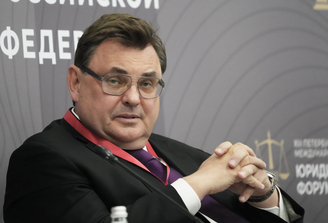 Министр юстиции Чуйченко: Улицы Петербурга названы именами народовольцев и террористов Такое мнение Константин Чуйченко высказал на Петербургском международном юридическом форуме. «Мы находимся в Петербурге, у нас почти весь центр назван именами народовольцев и террористов. Я не выступаю за то, что давайте переименовывать улицы. Нет, напротив, это признак стабильности. Так и должно быть, ничего менять не надо», — считает Чуйченко. В то же время министр отметил, что историю нужно писать и создавать таким образом, чтобы не было необходимости и возможности приспосабливать события и их окраску под дух времени. По словам Константина Чуйченко, изучать российскую историю необходимо сквозь призму иностранного вмешательства и влияния. «Нужно вести работу по укреплению государственности и по противодействию иностранному вмешательству и влиянию. Те вещи, которыми мы начали заниматься, очень важны, это гарантия нашей безопасности в будущем», — сказал министр юстиции. ИЗВЕСТИЯ/Дмитрий Коротаев Подписаться Прислать новость