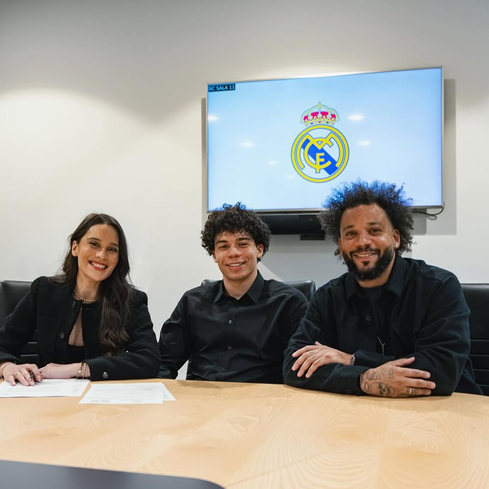Сын Марсело подписал первый профессиональный контракт с Реалом 16 летний Энцо Алвес играющий на позиции форварда поделился фотографиями радостного события в соцсетях Пойдет по стопам отца и станет легендой клуба Подписывайтесь на РИА Новости Спорт в MAX