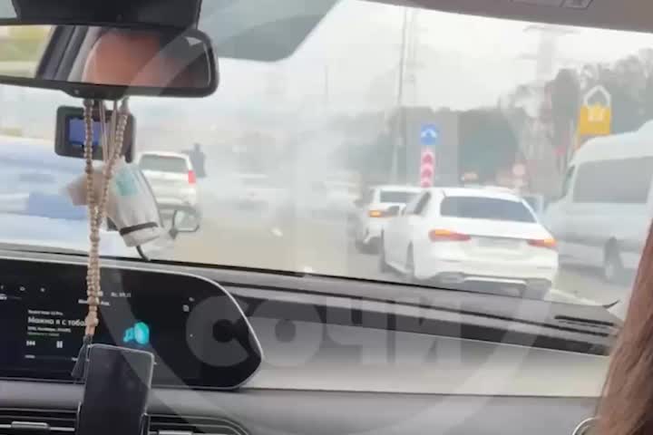 Полиция Сочи проверяет инцидент с перекрытием дороги свадебным кортежем