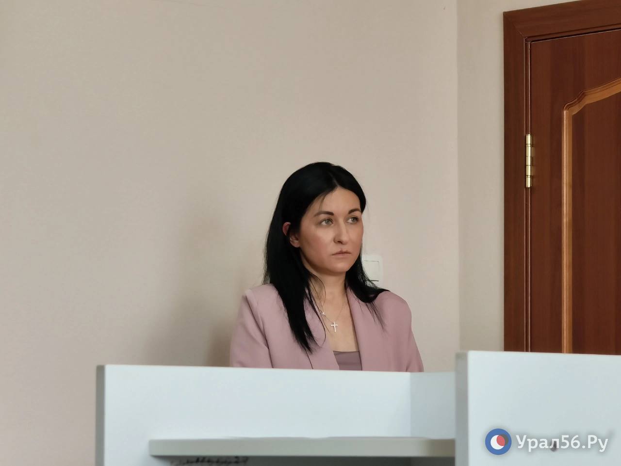Бывшая помощница экс минарха Оренбургской области Натальи Ибрагимовой сжигала документы вывезенные из Минарха Сегодня в суде по делу Натальи Ибрагимовой Владимира Андрющенко и Александры Сытниковой допрашивается бывший сотрудник министерства архитектуры Ольга Романова Она работала в департаменте архитектуры и минарха с 2019 по 2023 год Формально она числилась помощником министра а официально была оформлена ведущим специалистом В суде Романова рассказала что занималась большим кругом дел в том числе ведением документооборота минарха и архитектурно строительного совета при губернаторе В рамках судебного заседания Ольга Романова сообщила что периодически вывозила разные объемы бумаги из министерства и сжигала их на мангальной зоне на своем участке Она уточнила что делала это регулярно вывозила от нескольких пачек до нескольких мешков По ее словам там не было документов только черновики и ненужные записи Она пояснила что это было связано с тем что в министерстве не было архива и не хватало места в кабинетах
