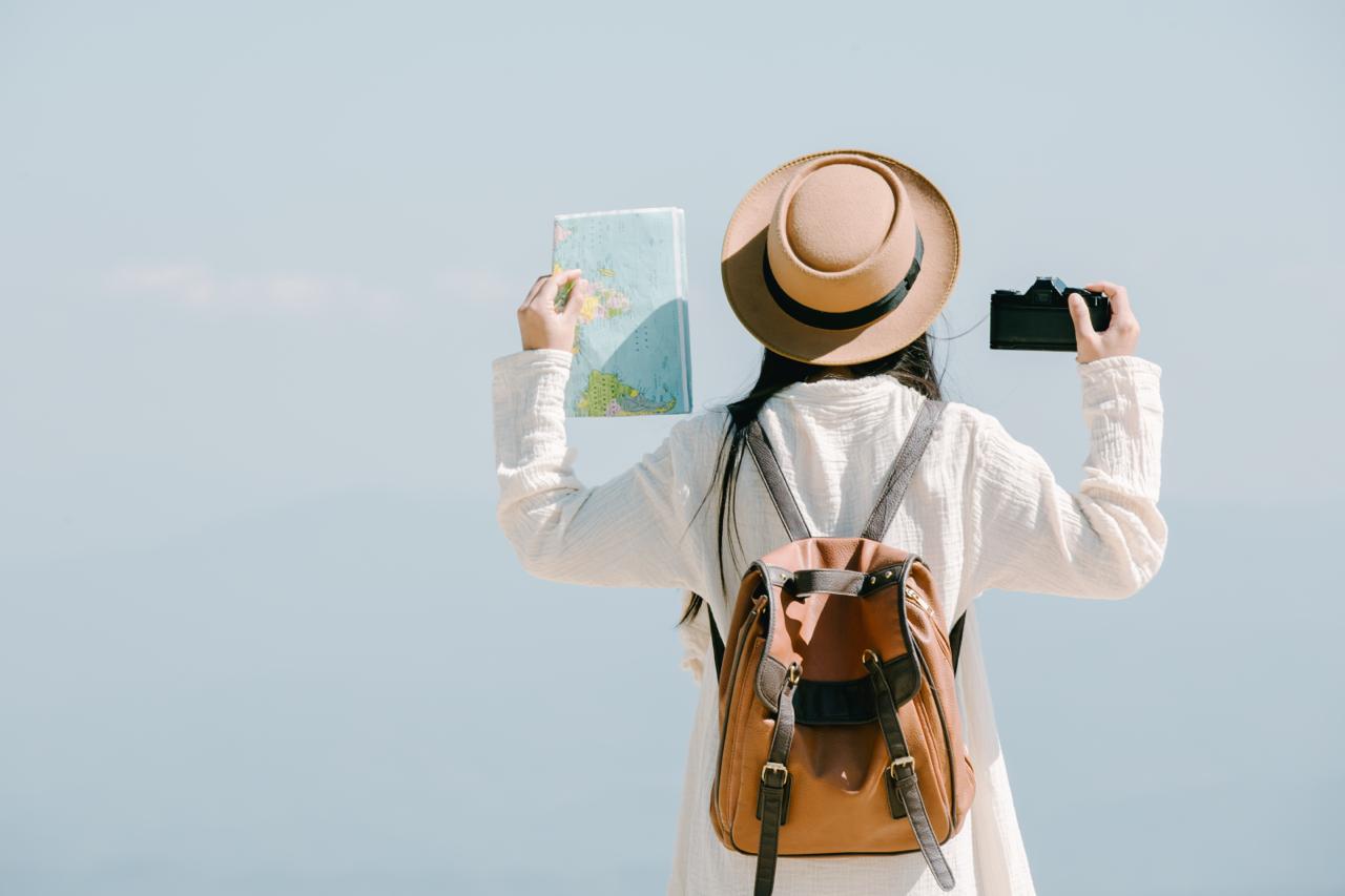 Авито Путешествия уединение вместо курортов природа вместо городов По итогам 2025 года российские путешественники всё чаще выбирают уединение и природу что ярко отразилось на динамике бронирований Спрос на загородное жилье рос в 2 5 раза активнее чем на городские квартиры подтверждая общий тренд Городские квартиры предпочтения и география Среди посуточных квартир чаще всего бронировали однокомнатные 46 и студии 29 В рейтинге регионов по этому сегменту уверенно лидирует Московская область На второе место сместив Краснодарский край вышла Ленинградская область В топ 5 также вошли Татарстан и совершивший заметный рывок Ставропольский край 3 позиции за год Наибольший рост числа бронирований год к году зафиксирован в Крыму Забайкальском крае Тыве Еврейской АО и Республике Алтай Загородное жилье самые популярные направления Лидером по аренде домов коттеджей и таунхаусов как и год назад осталась Карелия На втором месте расположился Краснодарский край а самой динамичной в топе стала Крым поднявшаяся на 5 позиций и занявшая третье место Также в пятерку лидеров вошли Московская область и Республика Алтай Максимальный прирост спроса отмечен в удаленных и живописных регионах Камчатском и Алтайском краях Чечне Архангельской и Красноярском крае Отели и глэмпинги В сегменте отелей больше всего номеров забронировали в Московской и Ленинградской областях Краснодарском крае Крыму и Татарстане Популярность глэмпингов продолжает стремительно расти 85 бронирований Здесь в лидерах Московская область Татарстан поднялся на второе место Карелия Краснодарский и Свердловский края Прогноз и общие тренды Средняя продолжительность поездки в 2025 году составила 3 4 дня В пиковые летние месяцы на которые пришлось почти половина годовых бронирований путешественникам было доступно более 510 000 объектов по всей стране а витрина отелей выросла на 22 В 2025 году средняя ежемесячная аудитория Авито Путешествий составила 15 2 млн человек АвитоПутешествия Новости