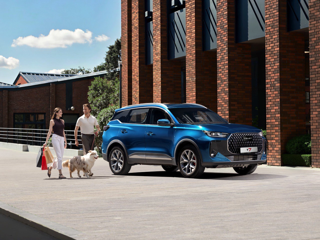 Tenet представил вторую модель  Она называется T7 или Chery Tiggo 7, если вы ее увидите в Китае.   Кроссовер T7 получил хорошо знакомый черевский мотором 1.6  150 л.с.  и 7-ступенчатый робот. Первыми в продажу поступят моноприводные машины, а затем и полный привод.  Машины уже начали делать в Калуге на бывшем заводе Volkswagen  сейчас АГР . Цены будут объявлены 23 августа.