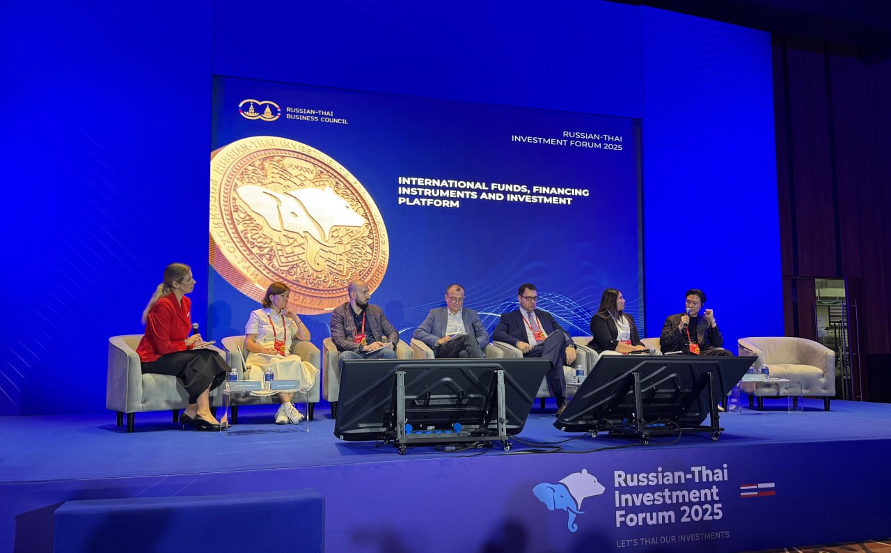 Инвестиционная экосистема Россия Таиланд что нужно для старта 26 ноября в рамках Russian Thai Investment Forum 2025 состоялась панельная дискуссия Международные фонды инструменты финансирования и инвестиционная платформа где партнер KAMA FLOW Евгений Борисов вместе с российскими и таиландскими экспертами обсудил как перейти от разрозненных сделок к стратегическому альянсу и выстроить работающую инвестиционную экосистему между Россией и Таиландом В центре обсуждения практические элементы возможной российско таиландской инвестиционной инфраструктуры межгосударственные платформы двусторонние инвестиционные хабы и фонды а также другие инструменты для совместной поддержки высокотехнологичных проектов По словам Евгения Борисова схожесть приоритетов России и Таиланда в области цифрового суверенитета способствует развитию прочного сотрудничества на двустороннем уровне В России уже сформировался пул коммерчески зрелых решений с экспортным потенциалом в разных областях от финтеха ИИ кибербезопасности и enterprise software до medtech Они успешно конкурируют с зарубежными продуктами поэтому сегодня ключевой вопрос не что именно экспортировать а через какие механизмы масштабироваться за пределами России Таиланд в качестве надежного партнера может открыть для наших компаний выход на перспективные рынки Юго Восточной Азии Двусторонняя инвестиционная платформа совместные пилоты R D центры локализация а также со инвестирование с распределением рисков между частными и государственными институтами это то что может стать основой для технологического альянса России и Таиланда