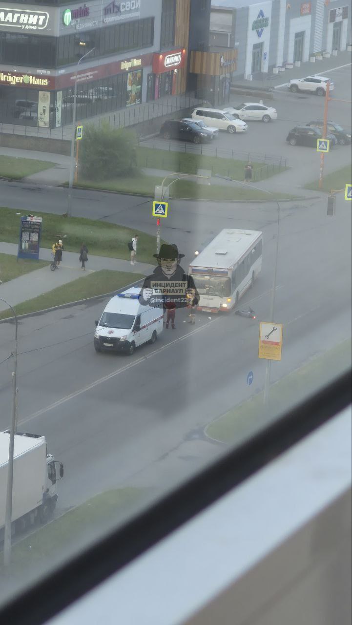 На Балтийской, рядом с жилым комплексом Матрёшка, автобус сбил самокатчика. На месте происшествия работают медики.