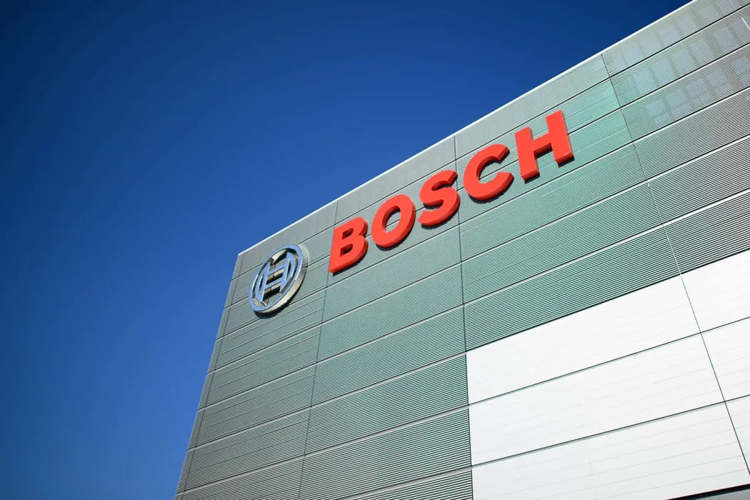 «Севергрупп» нашла покупателя на бывший завод Bosch «Севергрупп» подписала соглашение о продаже завода по производству электроинструментов ООО «Энгельс Электроинструменты», который ранее принадлежал немецкой компании Bosch. Об этом сообщил РБК со ссылкой на представителя холдинга. Покупателем стало ООО «Интернет-проекты». Сумма сделки не называется. «Севергрупп» заявила, что продажа завода стала взвешенным решением, принятым в рамках балансировки промышленного портфеля группы. Там отметили, что этот актив не соответствовал долгосрочной стратегии развития компании. Сделка позволила сохранить «функциональную целостность завода, все обязательства перед сотрудниками и партнерами, а также обеспечить стабильность производства», добавили в холдинге.