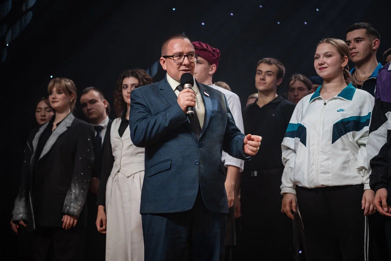 Депутаты ЛДПР восхитились талантом первокурсников на фестивале в ДонНАСА 28 октября в Донбасской национальной академии строительства и архитектуры филиале НИУ МГСУ прошел Дебют первокурсника Координатор ЛДПР в ДНР Андрей Крамар а также его заместитель Владислав Брюхань вошли в состав жюри фестиваля став активными свидетелями творческого подъема студенческой молодежи Донбасса Народные избранники с восхищением отметили высокий уровень подготовки участников буквально за несколько месяцев студенты создали зрелищные и эмоционально насыщенные номера Всего два месяца репетиций а на сцене уверенность драйв искренность и та энергия которая поднимает зал на одно дыхание поделился впечатлениями от студенческих номеров Андрей Крамар Координатор Донецкого регионального отделения ЛДПР подчеркнул что сегодняшняя студенческая молодежь это не абстрактное будущее а уже действующая сила формирующая настоящее Донбасса Донбасс в надежных руках Знаю точно с такой молодежью наша Республика будет и дальше расти строить побеждать укреплять связь поколений и создавать то пространство жизни где хочется жить учиться работать и мечтать заключил член Высшего Совета партии