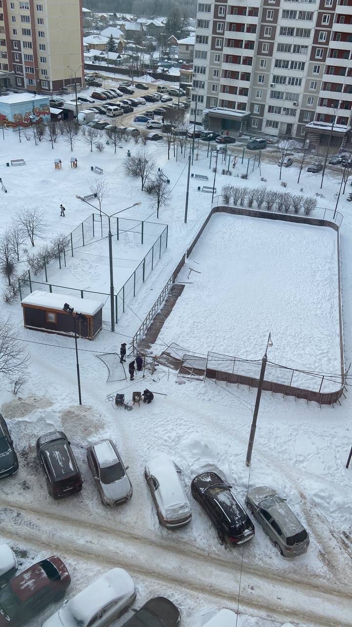 В Катюшках начали демонтаж старой хоккейной площадки. Жители надеются, что долгожданной новую успеют собрать до конца зимы.