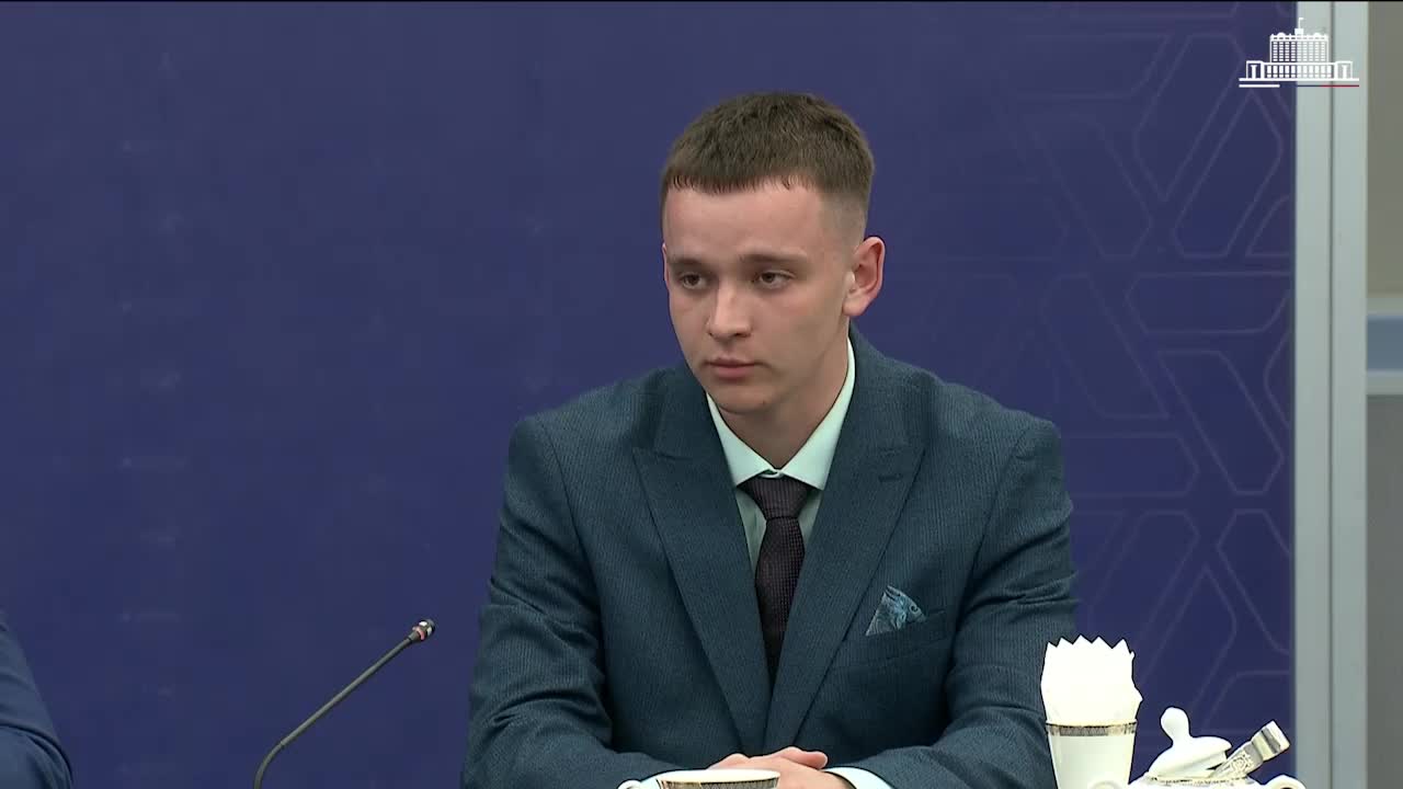 Михаил Мишустин ознакомился с новыми роботами и планами по развитию станкостроения