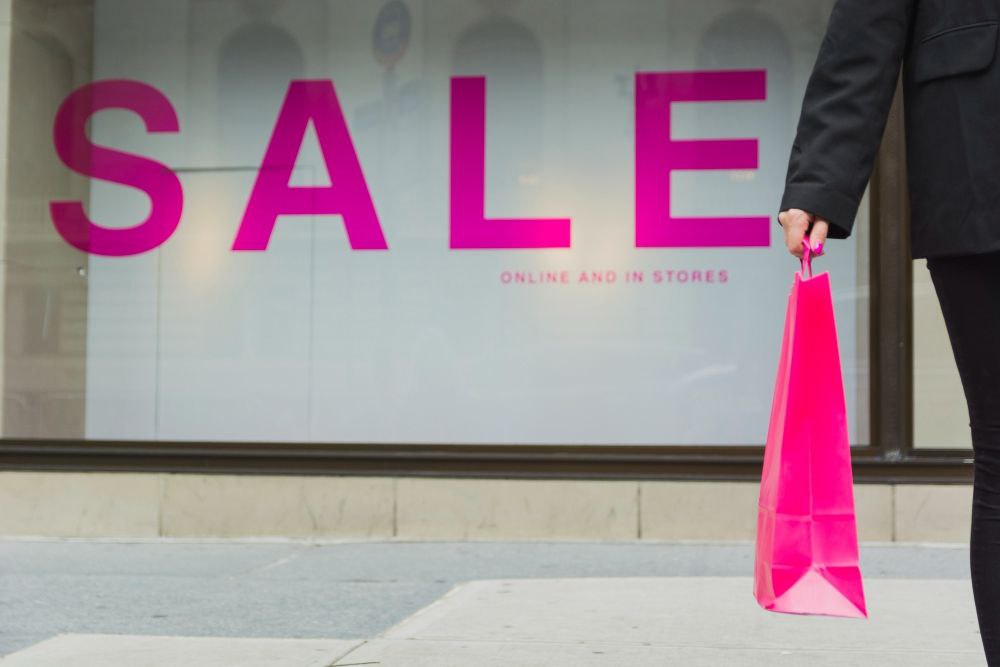 Красноярские эксперты пояснили какие слова на вывесках попадут под запрет с 1 марта Под запрет попадают надписи без перевода SALE CAFE LOUNGE ZONE и подобные Их придется либо убрать либо сопроводить русским аналогом пояснили языковед и юрист СФУ При этом русский текст должен стоять на первом месте и иметь тот же цвет тип и размер шрифта Например вариант Ногтевая студия Nail studio допустим А вот некорректные варианты Nail Studio Ногтевая студия текст на русском языке стоит на втором месте Ногтевая студия NAIL STUDIO регистр букв не совпадает Нэйл Студия Nail Studio текст на русском не идентичен тексту на английском Закон разрешает использовать иностранные слова у которых нет общеупотребительных русских аналогов Их перечень закреплен в нормативных словарях Что еще запрещено а что разрешено