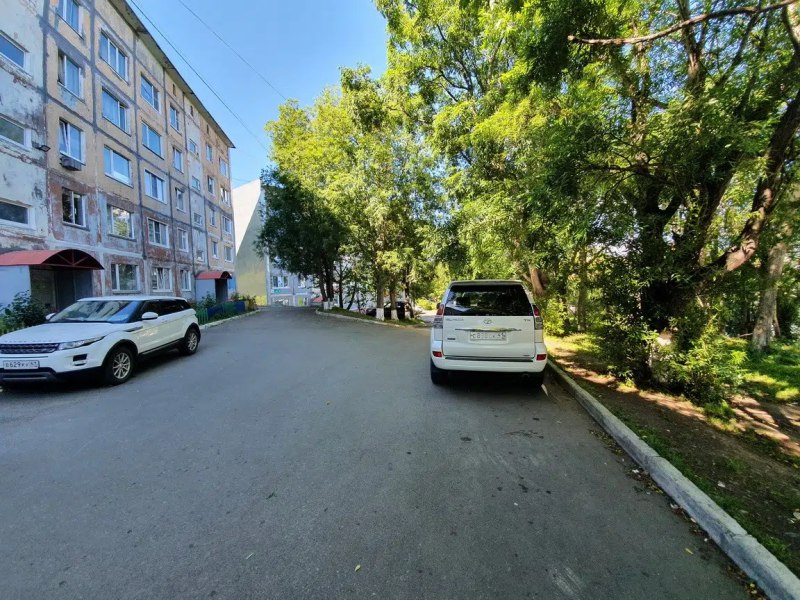 Полицейские проверяют обстоятельства жестокого убийства собаки в Петропавловске Правоохранители отреагировали на информацию о зверски выброшенном из окна пятиэтажки псе сообщает агентство КАМЧАТКА ИНФОРМ со ссылкой на УМВД России по Камчатскому краю Трагедия произошла на улице Батарейная 2 в Петропавловске Камчатском В пятницу вечером неизвестный мужчина скинул с четвертого этажа многоквартирного дома собаку животное не выжило погибло на месте Бездыханное тело несколько часов лежало во дворе На следующий день одна из неравнодушных жительниц дома обратилась в полицию После получения сообщения о происшествии на место выезжал участковый уполномоченный ОП 2 УМВД России по городу Петропавловску Камчатскому а также следственно оперативная группа Полицейские установили хозяина погибшей собаки и взяли объяснение В настоящее время проводится проверка и принимаются меры по установлению местонахождения мужчины который по словам хозяина мог совершить данное противоправное деяние сказали в УМВД Полицейские сейчас опрашивают очевидцев и устанавливают все обстоятельства живодерского поступка в районе 4 км краевого центра по итогам проверки будет принято процессуальное решение КАМЧАТКА ИНФОРМ новости Камчатки в Telegram Фоторепортажи и эксклюзивные материалы на kamchatinfo com НАПИСАТЬ НАМ