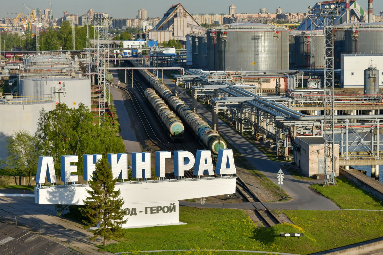 Петербург хотят переименовывать в Ленинград на 9 дней в году Сейчас почетное имя город герой Ленинград в праздники используют наравне с названием города указатели Санкт Петербург город герой Ленинград устанавливают на автомагистралях в аэропорту Пулково у Московского вокзала в Большом порту Хорошее решение но все же какое то половинчатое и незавершенное Я предлагаю использовать пример Волгограда который девять раз в году временно именуется Сталинградом заявил председатель партии Справедливая Россия За правду Сергей Миронов в интервью ТАСС Он предложил использовать советское название в следующие дни 18 января 27 января 8 сентября Кроме того переименовывать город предложено 1 мая в день когда Ленинград получил звание города героя 8 мая в день награждения города орденом Золотая звезда 23 февраля 9 мая в День памяти и скорби и в День героев Отечества Поддерживаете инициативу Да нет Михаил Тихонов ДП Подписаться на DP RU