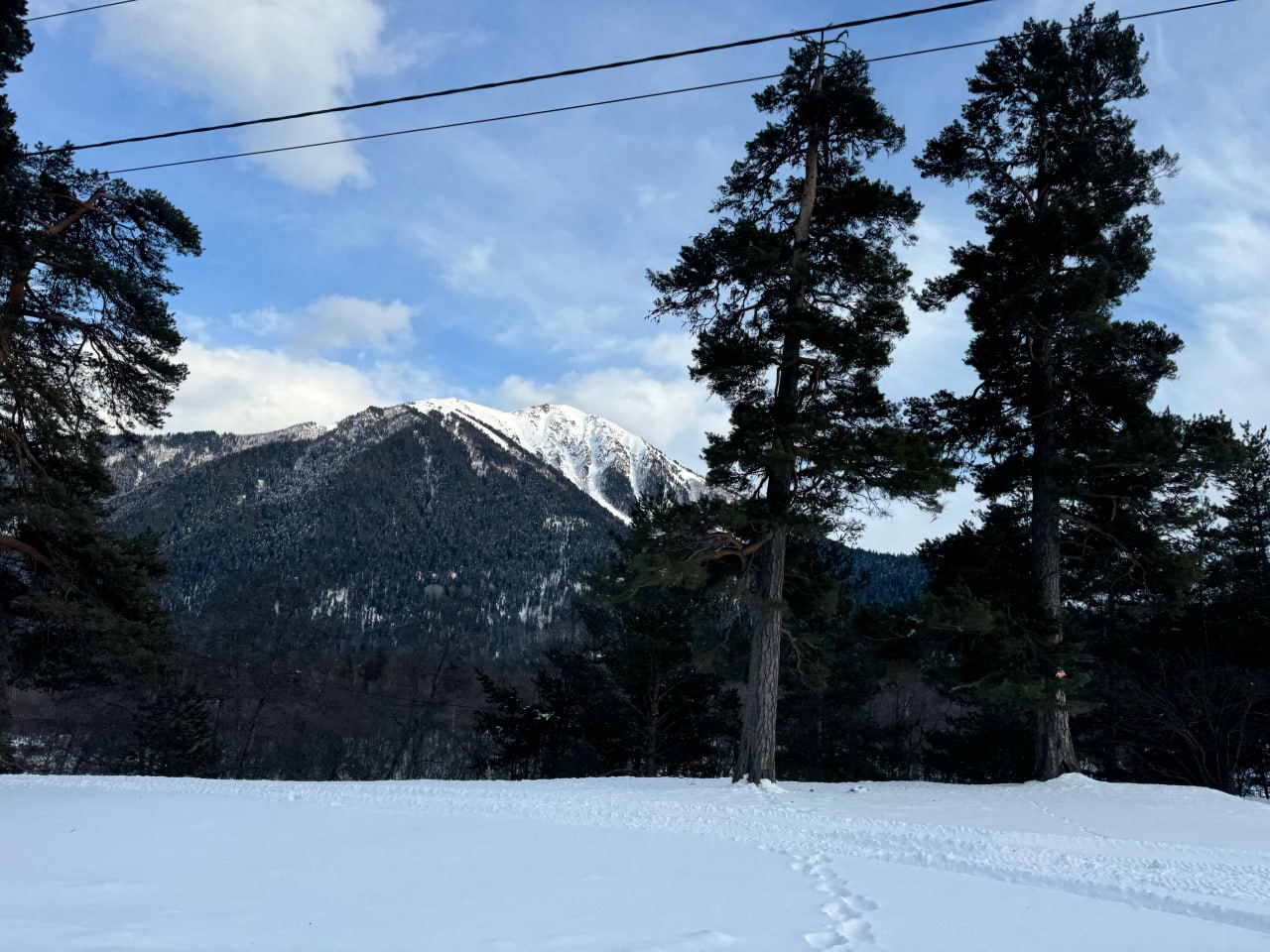 Горнолыжный сезон в РФ продлится как минимум до конца марта В этом году с начала января зафиксирован редкий случай огромное количество снега на горнолыжных курортах Примерно 10 15 случаев когда рано устанавливаются мощные снега которые не сойдут уже до апреля В 2026 году конечно сезон будет как минимум до конца марта а скорее всего до середины апреля сказал научный руководитель Гидрометцентра России Роман Вильфанд Экономикавпечатлений