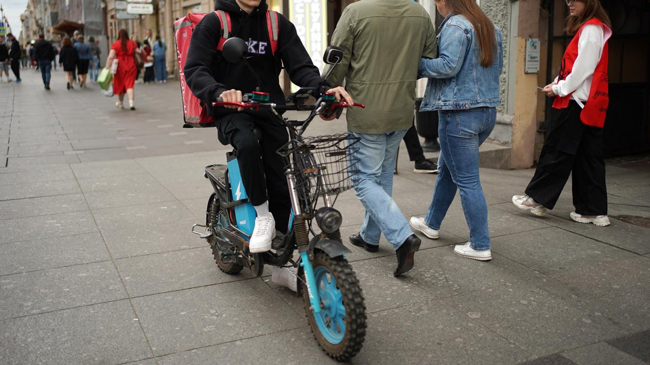 В Петербурге собираются проводить замеры мощности электровелосипедов курьеров Власти Северной столицы вместе с коллегами из Москвы и других городов поучаствовали в видеоконференции с представителями служб доставки. Решали, как навести порядок с курьерами на электровелосипедах. Депутат ЗакСа Алексей Цивилёв отметил, что курьеры нарушают ПДД и создают опасные ситуации. В Петербурге нужно усилить контроль за транспортными средствами доставщиков. Власти города решили силами Комтранса проводить замеры мощности велосипедов с помощью специального оборудования, чтобы не полагаться на сомнительные данные. «Новое оборудование поступит в центр управления парковками, где и будет проходить проверка. Только сертифицированные устройства смогут работать в городе», — написал Цивилёв в своём тг-канале. Он добавил, что решить проблему удастся, если курьеры будут ездить по дорогам в шлемах, с правами и со знанием города. Парламентарий также выступает за то, чтобы среди сотрудников служб доставки не было нелегальных мигрантов. ИЗВЕСТИЯ/Павел Волков Подписаться Прислать новость