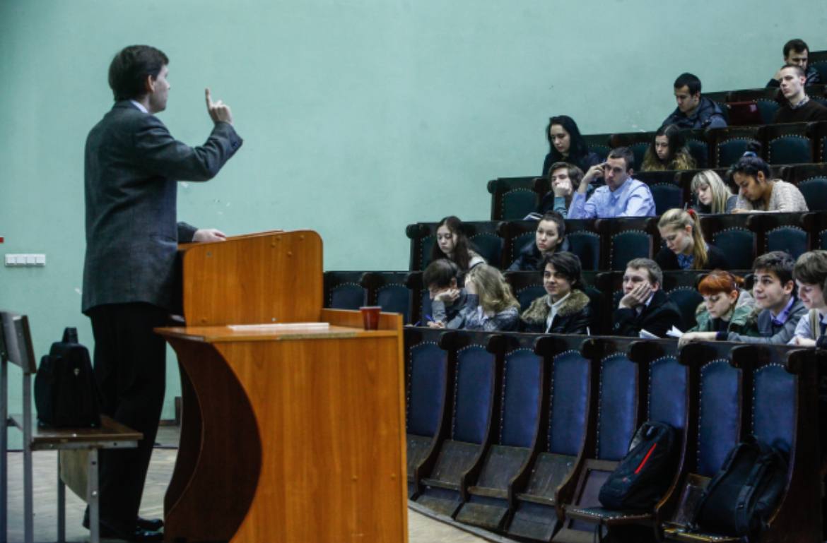 В России увеличат число вузов дающих скидки на обучение детям из многодетных семей Мера рассчитана на 2025 2030 годы следует из пункта в утверждённом правительством плане пишет ТАСС Ответственными назначены Минобрнауки федеральные органы исполнительной власти имеющие в ведомственном подчинении образовательные организации высшего образования От них также ожидаются методические рекомендации Сергей Коньков ДП Подписаться на ДП в Telegram MAX